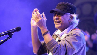 Iwan Fals Gelar Konser di Atas Truk