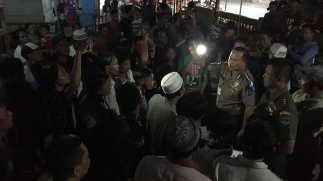 Kepolisian dan TNI menemui warga yang terlibat bentrok di dua desa Kabupaten Tangerang, Sabtu malam, (11/3/2017)