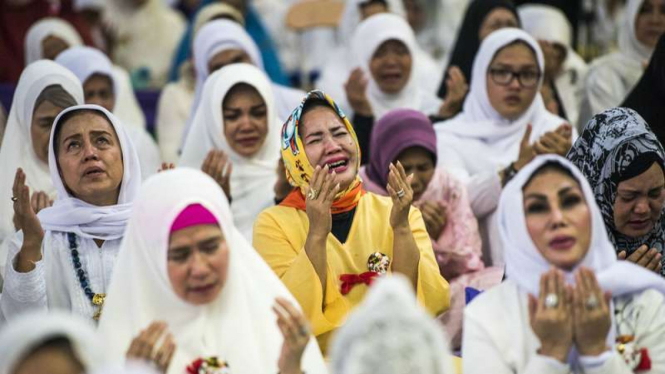 Jemaah berdoa seusai Zikir dan Salawat Akbar untuk Negeri di peringatan 51 tahun Supersemar dan Haul Presiden Soeharto di Masjid Agung At-Tin, TMII, Jakarta, Sabtu (11/3/2017).