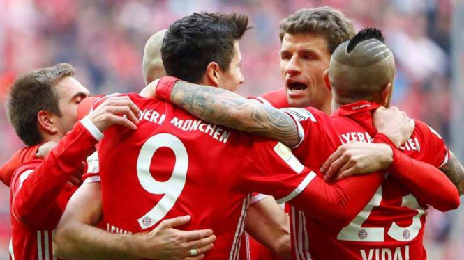 Para pemain Bayern Munich merayakan gol Robert Lewandowski (9)