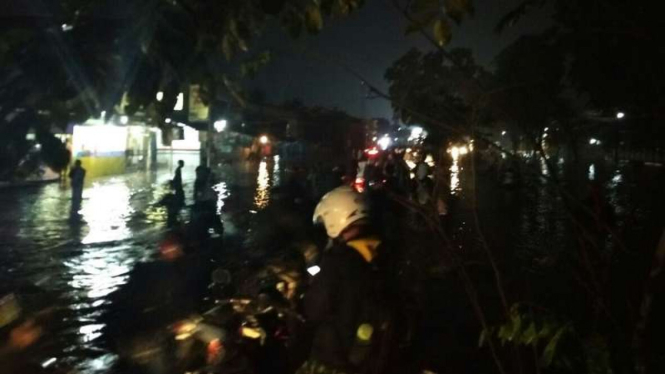 Banjir yang merendam ruas Jalan Rancaekek Bandung Jawa Barat, Sabtu malam (11/3/2017). Akibat ini jalur antara Bandung-Garut menjadi terputus dan membuat kemacetan panjang.