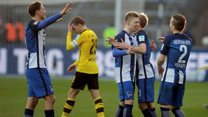 Para pemain Hertha Berlin merayakan kemenangan atas Borussia Dortmund