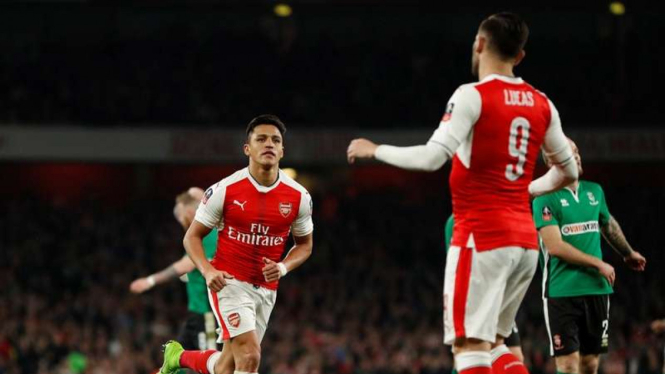 Penyerang Arsenal, Alexis Sanchez (kiri)
