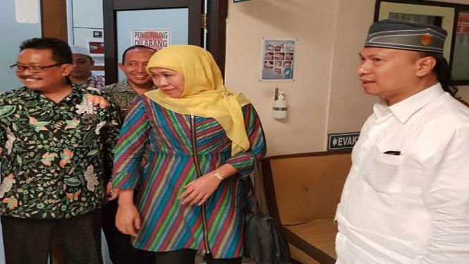 Menteri Sosial Khofifah Indar Parawansa menjenguk KH Hasyim Muzadi