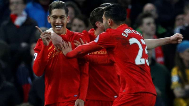 Para pemain Liverpool merayakan gol Roberto Firmino (kiri)