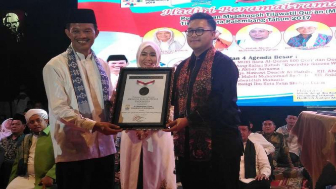 Palembang menerima piagam rekor muri pembacaan Alquran oleh 500 Qori dan Qoriah.