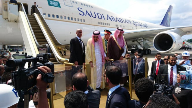 Mayjen Abdulaziz al-Fagham (berkepala plontos) saat mengawal Raja Salman dari Arab Saudi  dalam kunjungan ke Indonesia pada Maret 2017. (foto ilustrasi)