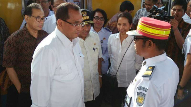 Menteri BUMN, Rini Soemarno, Menhub, Budi Karya, tinjau kereta api bandara 