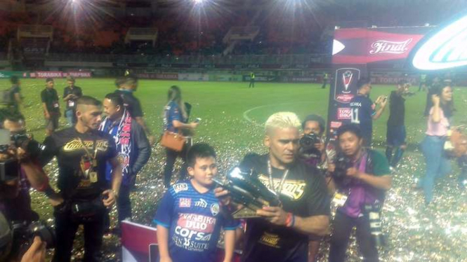 Cristian Gonzales bersama anaknya merayakan gelar top scorer Piala Presiden 2017