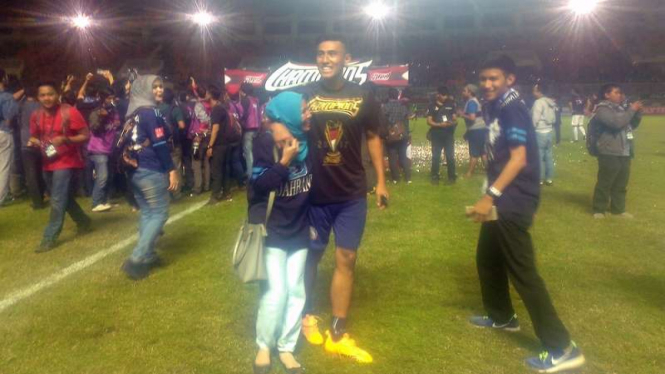 Pemain muda Arema FC, Hanif Sjahbandi diberi dukungan langsung oleh Ibu dan adik