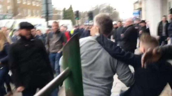 Suporter Millwall (memakai topi) bertengkar dengan suporter Tottenham Hotspur