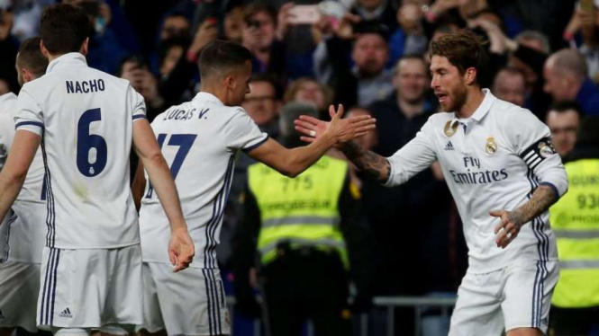 Pemain Real Madrid merayakan gol Sergio Ramos (kanan)