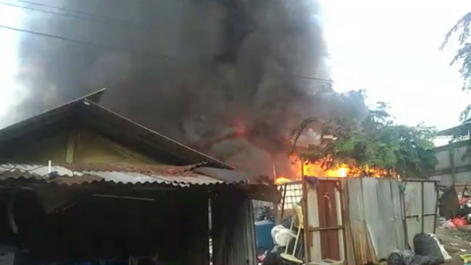 Api lalap puluhan rumah di Jakarta Timur