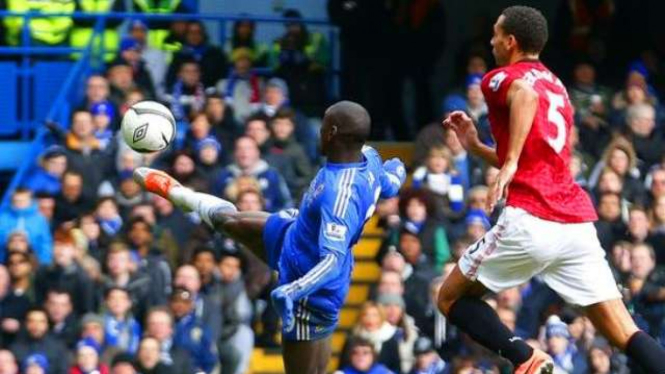 Gol cantik Demba Ba ke gawang MU pada perempat final Piala FA 2013