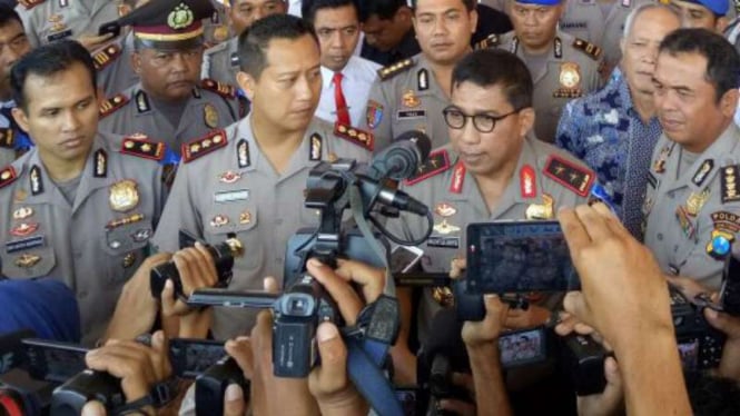 Kepala Polda Jatim, Inspektur Jenderal Polisi Machfud Arifin (berkaca mata), merilis kasus penembakan mahasiswa di Markas Polres Jember pada Senin, 13 Maret 2017.