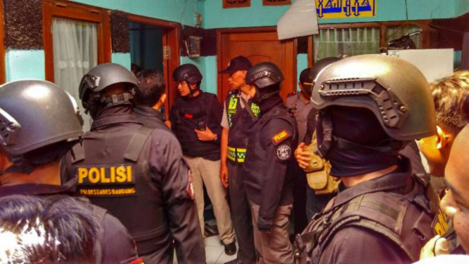 Aparat Polrestabes Bandung menggeledah rumah Soleh alias Gungun, seorang terduga teroris, di Jalan Jamika, Kecamatan Babakan Ciparay, Kota Bandung, Jawa Barat, pada Senin, 13 Maret 2017.