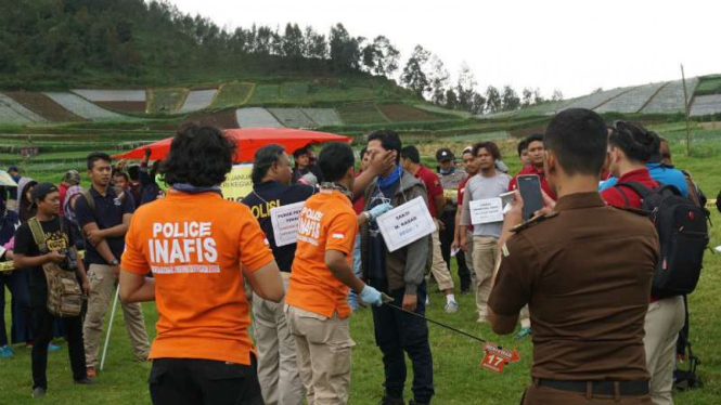 Polisi mereka ulang kasus kematian tiga mahasiswa peserta Pendidikan Dasar Mahasiswa Pencinta Alam UII di lapangan Tlogodlingo, Tawangmangu, Kabupaten Karanganyar, pada Senin, 13 Maret 2017.