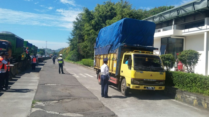 Jasa Marga bersama Dishub dan Polisi gelar operasi muatan di Tol Purbaleunyi