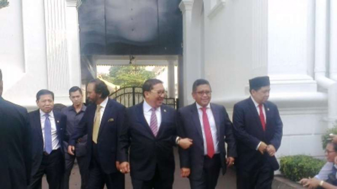 Fadli Zon, Hasto Kristiyanto, dan Fahri Hamzah (paling kanan) bergandengan di Istana Negara, 13 Maret 2017.