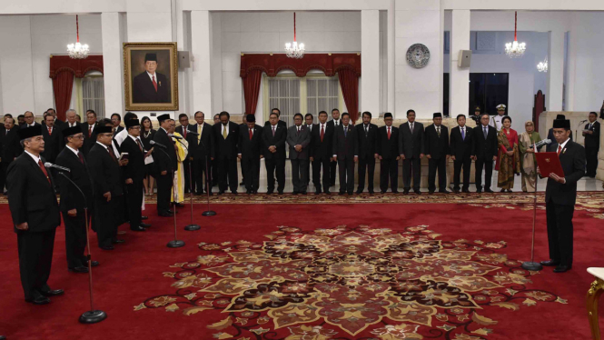 Presiden Jokowi saat melantik pejabat negara. (Foto ilustrasi).