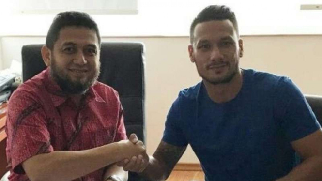 Raphael Maitimo (kanan) bersama Munarfi Arifuddin usai penandatanganan kontrak