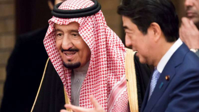 Raja Salman bersama PM Jepang Shinzo Abe.