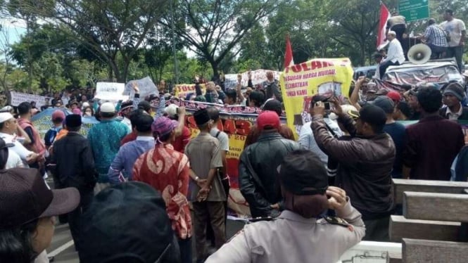 Ratusan orang berunjuk rasa memprotes nilai ganti rugi lahan di kantor DPRD Kabupaten Tangerang, Banten, pada Selasa, 14 Maret 2017.