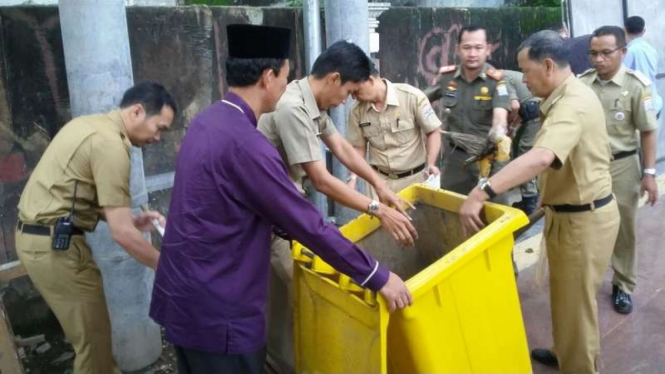 Para aparatur sipil negara di Kota Palembang yang dihukum membersihkan jalan, Selasa (14/3/2017)