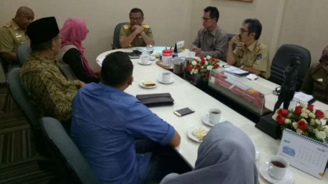 Enam warga Kabupaten Barru korban penipuan haji dengan paspor Filipina menemui Wakil Gubernur Sulawesi Selatan, Agus Arifin Nu'mang, di Makassar pada Selasa, 14 Maret 2017.