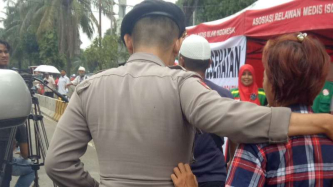 Seorang wanita diamankan dari lokasi aksi di depan sidang Ahok