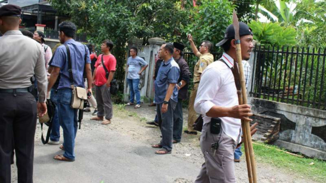 Polisi berpakaian sipil menyita sejumlah tombak usai menyisir kompleks Perumahan Titian Indah, Bekasi Utara, Kota Bekasi, Jawa Barat, pada Selasa, 14 Maret 2017.