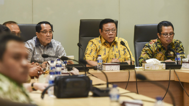 Ketua Dewan Pakar Partai Golkar Agung Laksono (tengah) didampingi Sekretaris Dewan Pakar Firman Soebagyo (kiri), dan Wakil Ketua Dewan Pakar Mahyudin (kanan) memimpin rapat pleno di DPP Golkar, Jakarta, Selasa (14/3). 