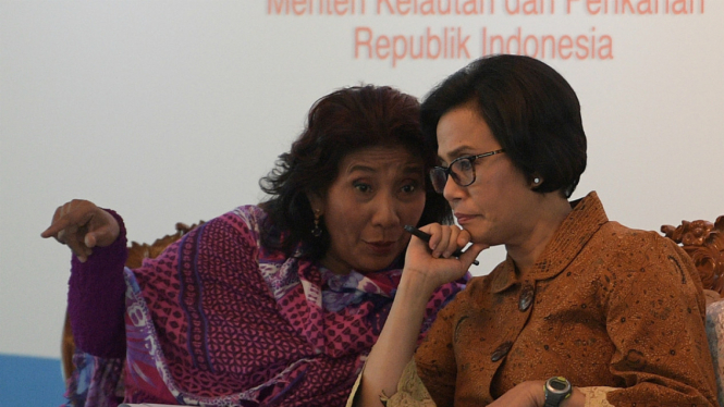 Menteri Kelautan dan Perikanan Susi Pudjiastuti (kiri) berbincang dengan Menteri Keuangan Sri Mulyani saat menjadi narasumber dalam dialog di Kementerian Kelautan dan Perikanan, Jakarta, Selasa (14/3/2017).