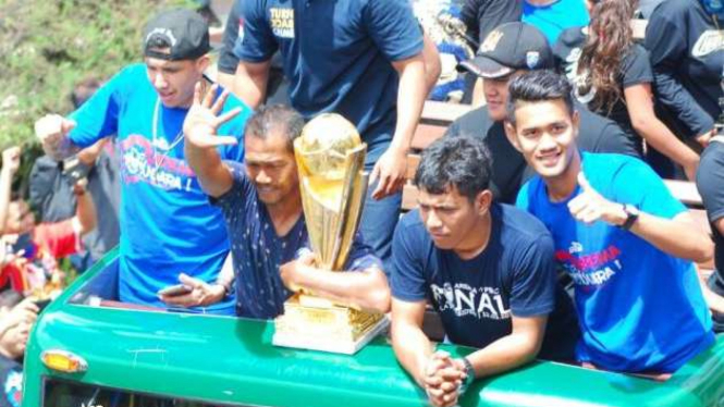 Rombongan Arema FC dalam arak-arakan trofi Piala Presiden 2017