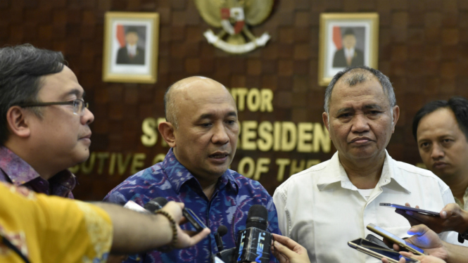 Ketua KPK Agus Rahardjo (kanan) bersama Kepala Staf Kepresidenan Teten Masduki dan Menteri PPN/Kepala Bappenas Bambang Brodjonegoro (kiri) di Kantor KSP, Jakarta, Jumat (3/3).