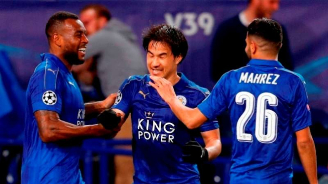Pemain Leicester City rayakan gol Wes Morgan (kiri)