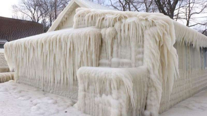 Rumah yang tertutup es di Danau Ontario, New York, AS.