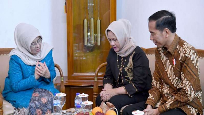 Presiden Joko Widodo bersama istri menjenguk KH Hasyim Muzadi