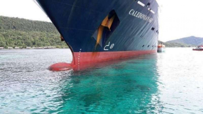 Kapal berbendera Bahama, MV Caledonia Sky, berbobot 4.200 GT yang kandas di kawasan wisata Kepulauan Raja Ampat Papua, Sabtu (4/3/2017)