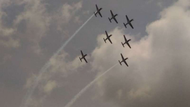 Tim Aerobatik Jupiter TNI Angkatan Udara tiba di Lanud Sri Mulyono Herlambang, Palembang, Sumatera Selatan, pada Rabu, 15 Maret 2017.