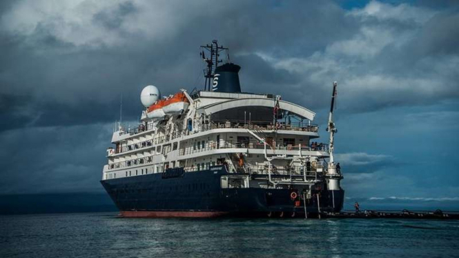Kapal MV Caledonia saat kandas di perairan Raja Ampat Papua Barat sehingga merusak terumbu karang setempat.