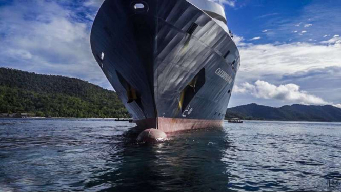 Kapal MV Caledonia saat kandas di kawasan perairan Raja Ampat, Papua Barat, Sabtu (4/3/2017)