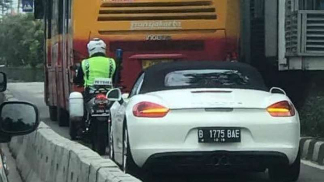 (Ilustrasi) Mobil Porsche Masuk Jalur Transjakarta