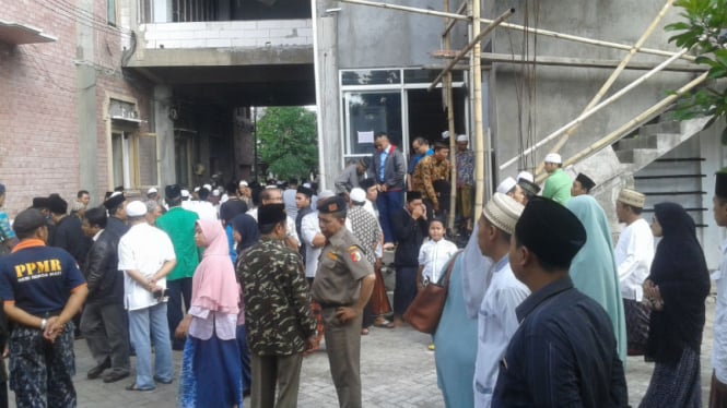 Pelayat bergantian salati KH Hasyim Muzadi, Kamis, 16 Maret 2017.