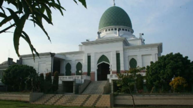 Masjid utama di kompleks Pesantren Al Hikam II di Depok, Jawa Barat.