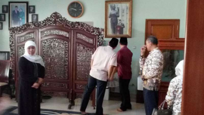 Menteri Sosial Khofifah Indar Parawansa di rumah duka KH Hasyim Muzadi