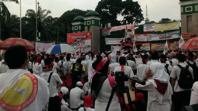 Aksi demo ribuan perawat di Gedung DPR Jakarta.