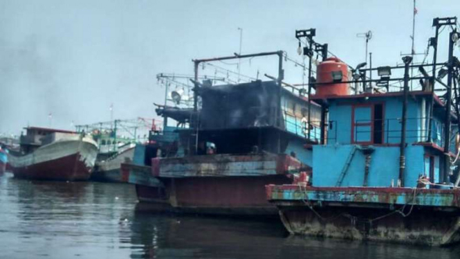 Kapal terbakar di Dermaga Muara Baru, Kamis, 16 Maret 2017.