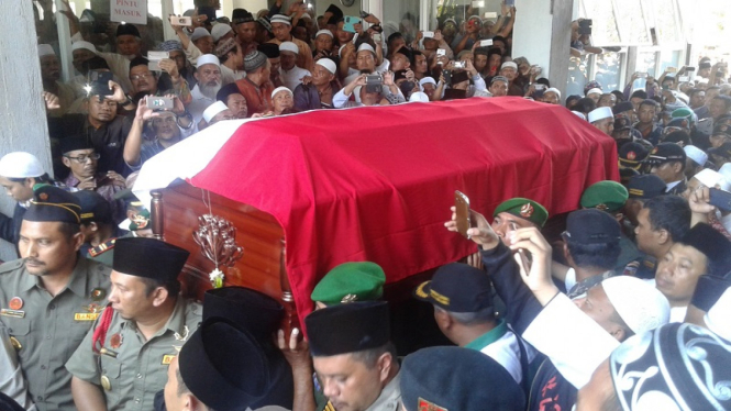 Jenazah KH Hasyim Muzadi diterbangkan ke Jakarta, Kamis, 16 Maret 2017.
