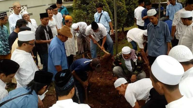 Santri gali liang lahat untuk jenazah KH Hasyim Muzadi.